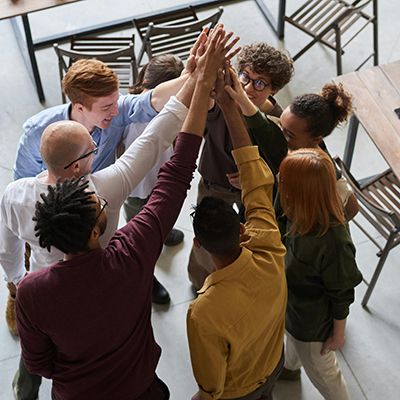 start-betriebliches-gesundheitsmanagement-400x400px Motiviertes Team beim High-Five – Zusammenhalt und Prävention im Betrieblichen Gesundheitsmanagement