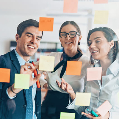 start-psychische-gefaerdungsbeurteilung-400-x-400px Team bei der gemeinsamen Analyse mit Klebezetteln – Beteiligung in der psychischen Gefährdungsbeurteilung